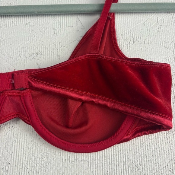 VTG Warner's "a little velvet" Red Velvet
Bra 36C No Padding - Very soft! - Picture 5 of 8